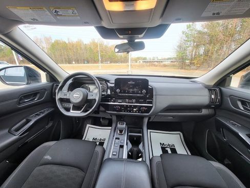 Used 2025 Nissan Pathfinder SV image 15