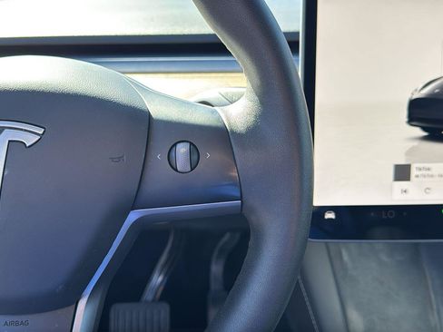 Used 2022 Tesla Model Y Long Range image 11