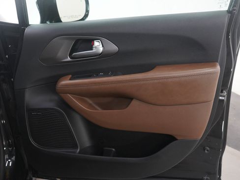 Used 2019 Chrysler Pacifica Limited image 13