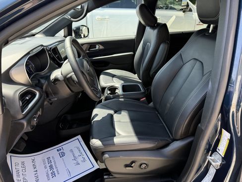Used 2025 Chrysler Pacifica Select FWD image 11