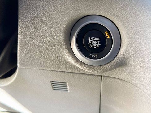 Used 2020 Chrysler Pacifica Touring w/ Advanced Safetytec Group FWD image 22