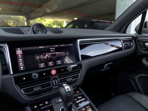 Certified 2025 Porsche Macan AWD/4WD image 36