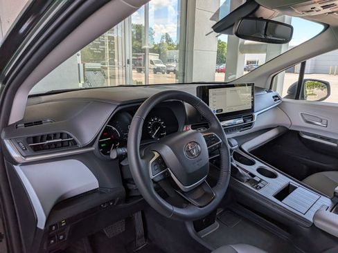 Used 2026 Toyota Sienna XLE FWD image 9
