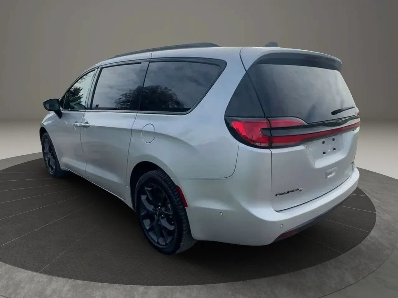 Used 2023 Chrysler Pacifica Touring-L w/ S Appearance Package AWD/4WD image 4
