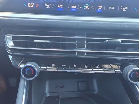 Used 2025 Chevrolet Traverse LT FWD image 19