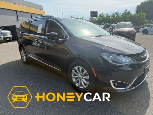 Used 2018 Chrysler Pacifica Touring-L FWD image 1