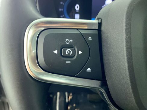 Used 2025 Volvo XC40 B5 Plus image 12