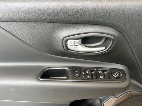 Used 2023 Jeep Renegade Latitude AWD/4WD image 11