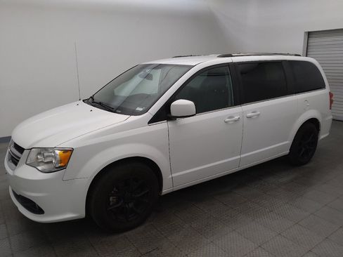 Used 2019 Dodge Grand Caravan SXT FWD image 2