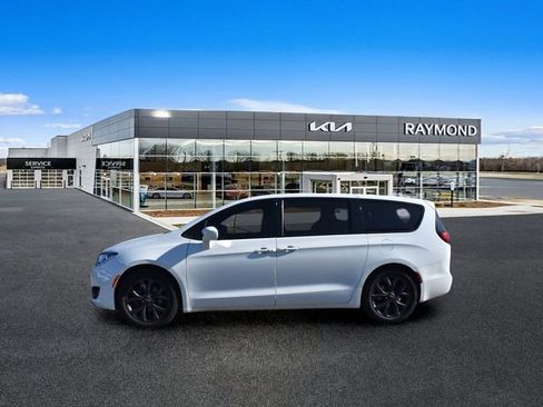 Used 2018 Chrysler Pacifica Touring Plus w/ S Appearance Package FWD image 6