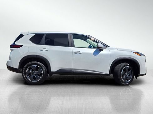 Used 2024 Nissan Rogue SV AWD/4WD image 3