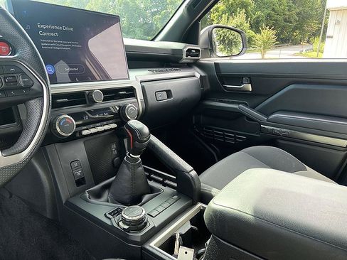 Used 2025 Toyota Tacoma TRD Sport AWD/4WD image 19