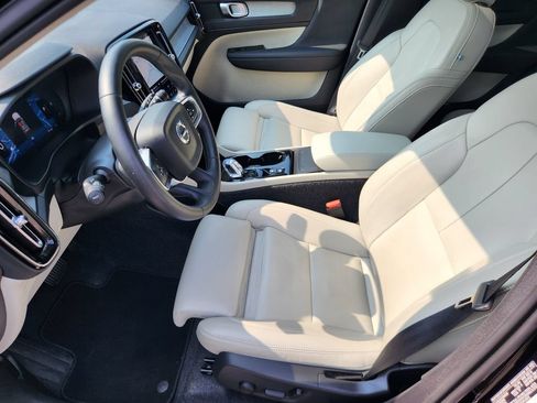 Certified 2025 Volvo XC40 B5 Plus AWD/4WD image 9