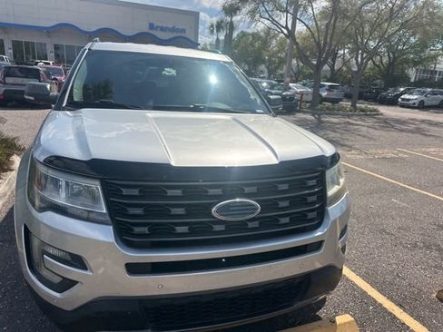 Used 2017 Ford Explorer XLT w/ Equipment Group 202A image 3