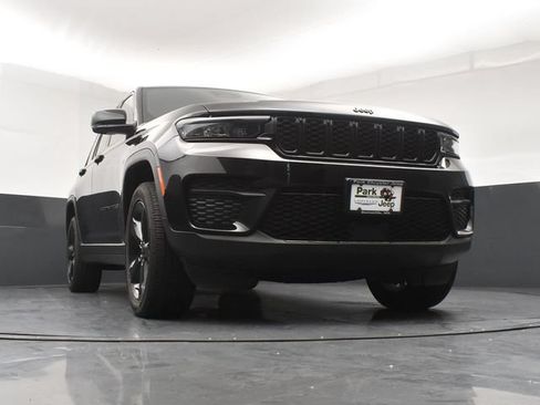 Used 2023 Jeep Grand Cherokee Altitude AWD/4WD image 13
