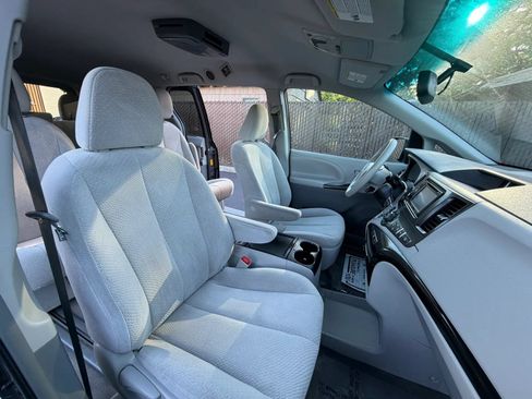 Used 2013 Toyota Sienna LE w/ Towing Pkg AWD/4WD image 29