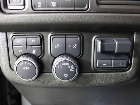 Used 2023 Chevrolet Suburban LT w/ Luxury Package image 19