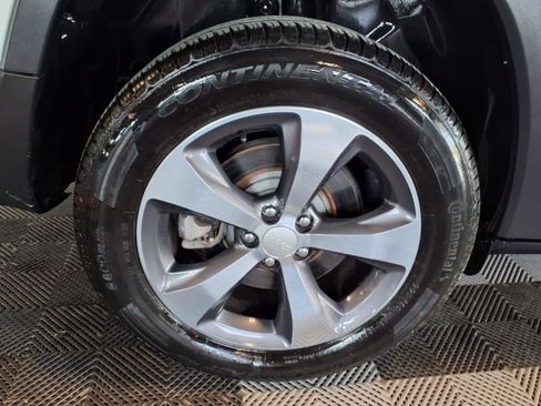 Used 2019 Jeep Cherokee Limited image 9