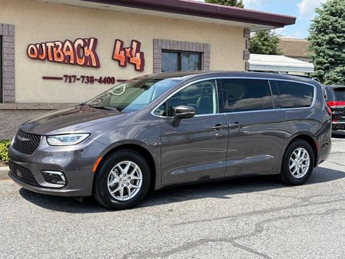 Used 2023 Chrysler Pacifica Touring-L FWD image 4