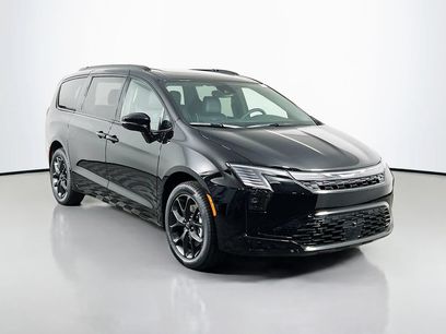 New 2027 Chrysler Pacifica Limited w/ Family Tech Group