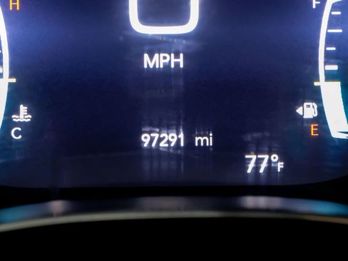 Used 2020 Chrysler Pacifica Limited image 25