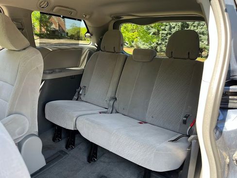 Used 2017 Toyota Sienna LE AWD/4WD image 37