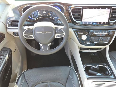 Used 2023 Chrysler Pacifica Limited w/ Uconnect Theater Family Group image 16