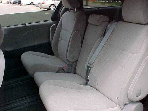 Used 2015 Toyota Sienna LE FWD image 12