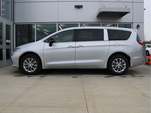 New 2026 Chrysler Pacifica Select image 5