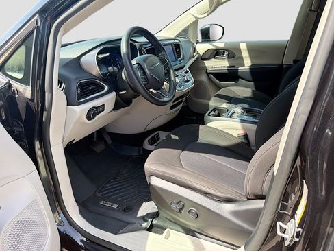 Used 2020 Chrysler Pacifica Touring w/ Tire & Wheel Group FWD image 26