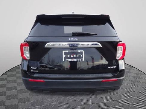 Used 2022 Ford Explorer XLT image 3
