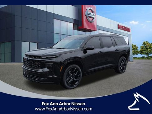 Used 2025 Chevrolet Traverse RS image 1