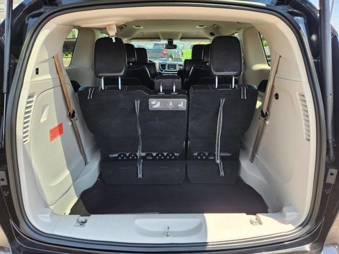 Used 2020 Chrysler Voyager Lxi image 28
