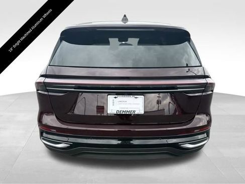 Used 2024 Lincoln Nautilus Premier image 5