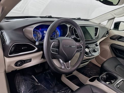 Certified 2024 Chrysler Pacifica Touring-L image 16