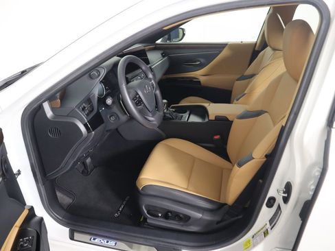 Certified 2025 Lexus ES 300h w/ Premium Package image 19