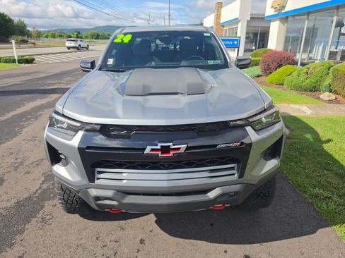 Used 2024 Chevrolet Colorado ZR2 w/ Technology Package AWD/4WD image 9