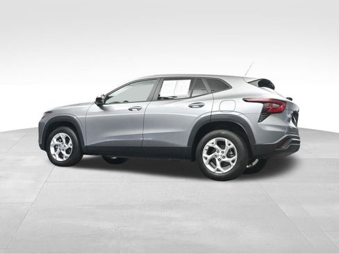Used 2025 Chevrolet Trax LS w/ LS Convenience Package FWD image 26