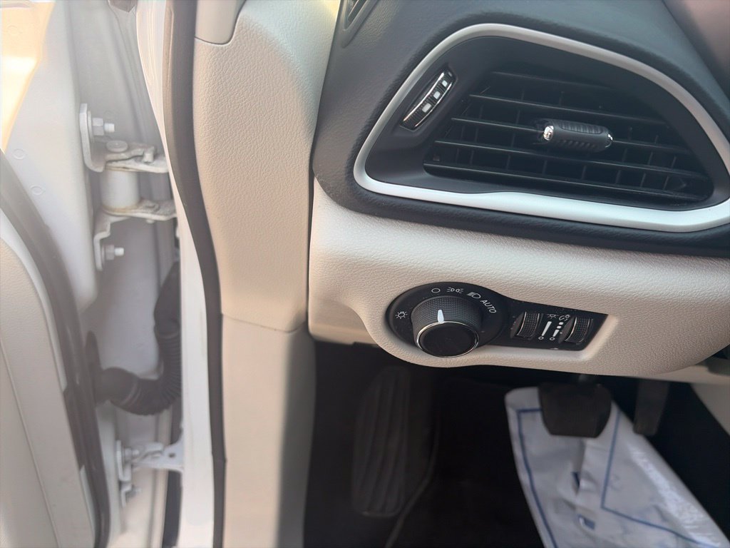 Used 2024 Chrysler Voyager LX FWD image 17