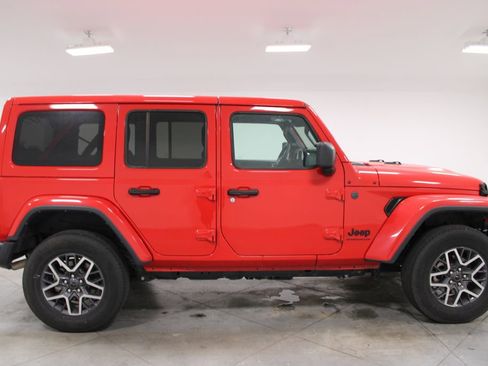 Used 2025 Jeep Wrangler Unlimited Sahara AWD/4WD image 11