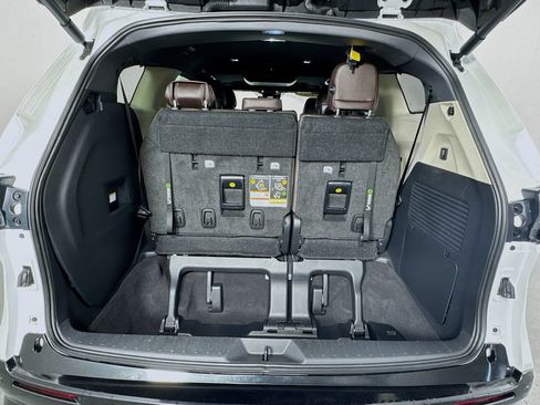 Used 2023 Toyota Sienna Platinum image 34