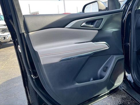 Used 2025 Chevrolet Traverse LT image 25