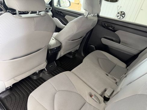Used 2021 Toyota Highlander LE AWD/4WD image 24