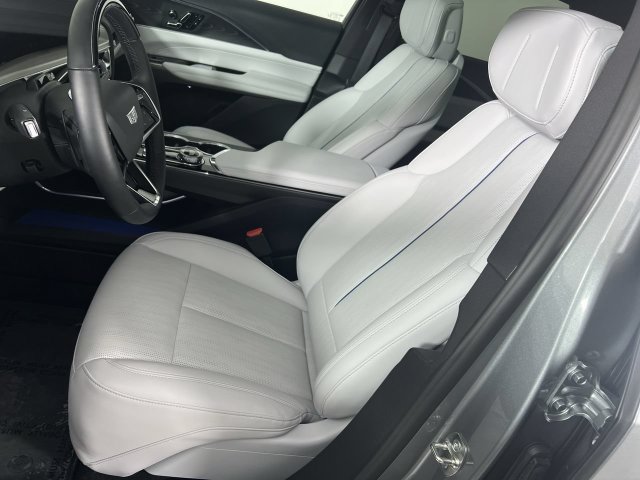 Used 2026 Cadillac Lyriq Luxury AWD/4WD image 17