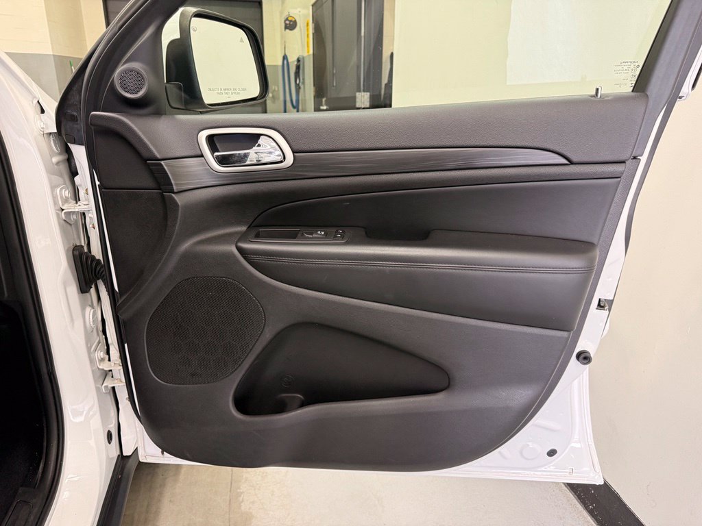 Used 2020 Jeep Grand Cherokee Laredo AWD/4WD image 28