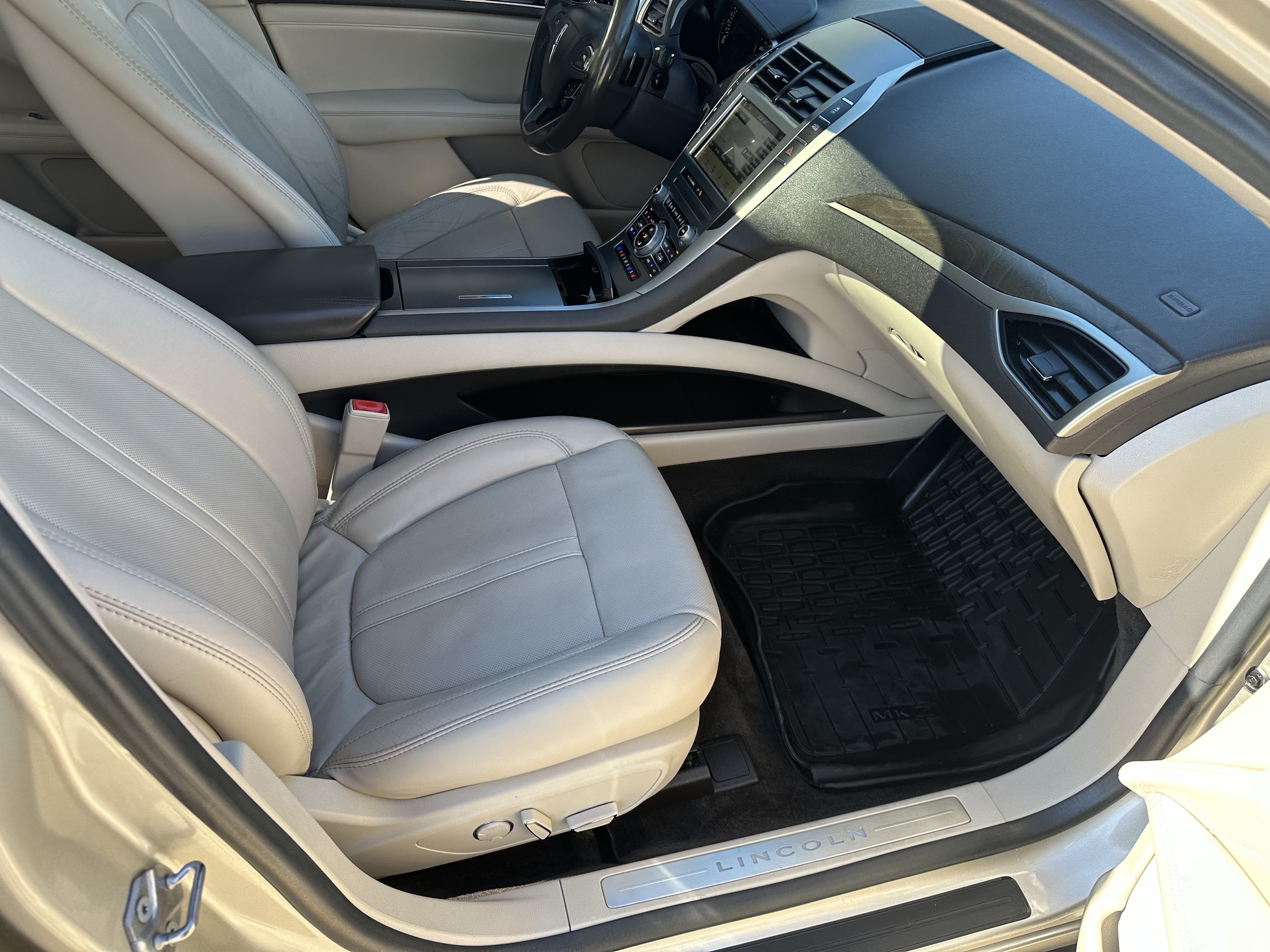 Used 2017 Lincoln MKZ Reserve w/ Climate Package FWD image 4