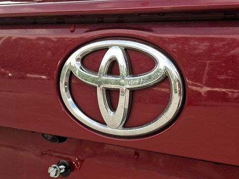 Used 2021 Toyota RAV4 XLE AWD/4WD image 30