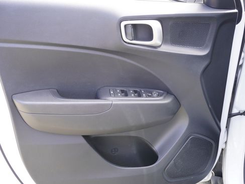 Used 2023 Hyundai Venue SEL FWD image 17