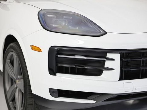Used 2024 Porsche Cayenne Coupe AWD/4WD image 17