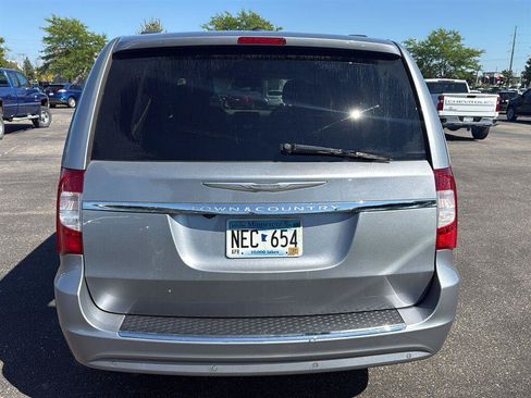 Used 2015 Chrysler Town & Country Touring-L w/ Driver Convenience Group FWD image 4